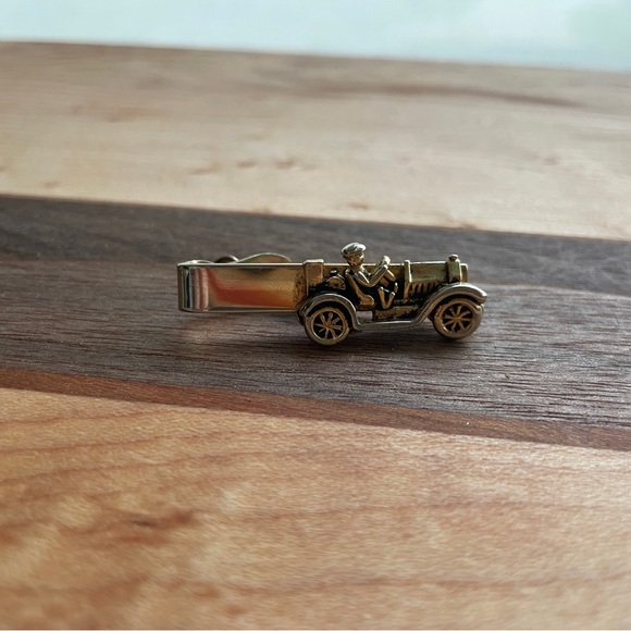 Vintage Swank Tie Clip - Old Fashioned Car with Driver - Gold Brass Tone - Picture 2 of 6